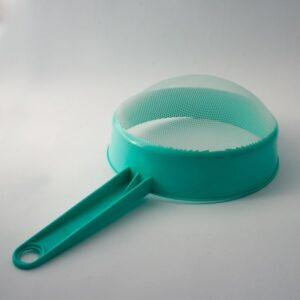 Sitko plastikowe, średnica 13,50 cm. 6 Sitko plastikowe, średnica 13,50 cm.